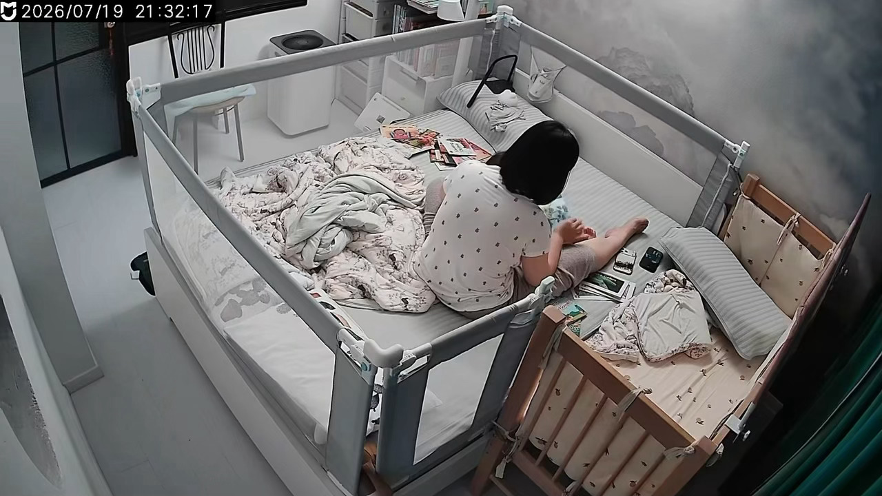 睡前找理由不睡觉的阶段，一开始是她自己说不穿睡裤的，准备睡了又开始找裤子，黑暗里