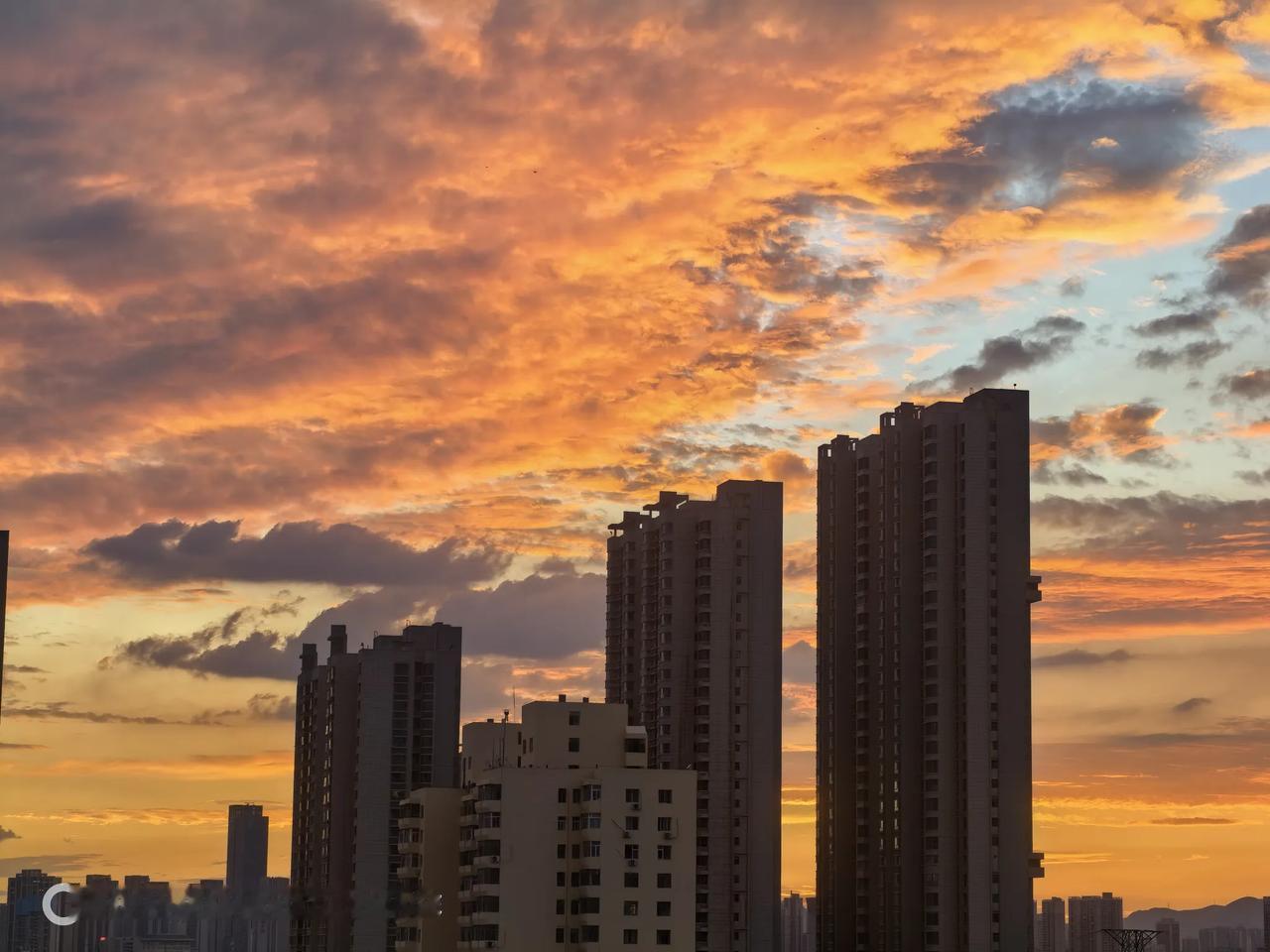 今晚兰州有火烧云啊，实在是太美了。

集中降雨总算是暂退，一天雨下的兰州气温降了
