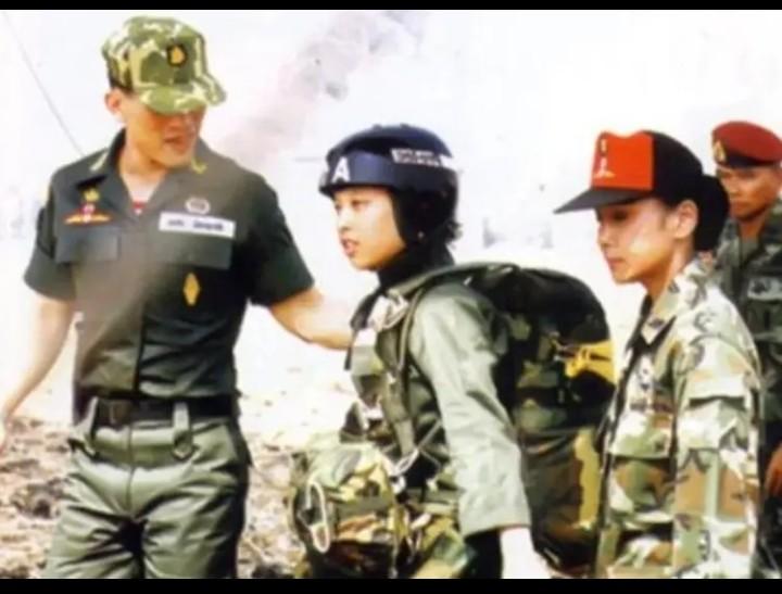 帕查拉公主小时候穿过军装，好萌好可爱。成年后的她头戴高帽子，有点英姿飒爽的感觉。