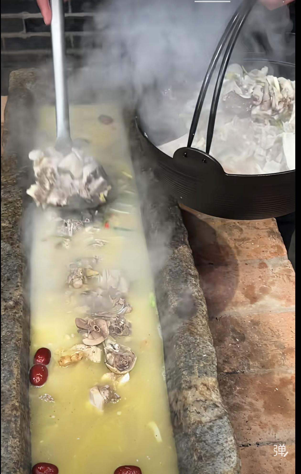 猪食槽聚餐成网红？这种猎奇营销真的没底线！
 
见过离谱的网红吃法，没见过这么膈