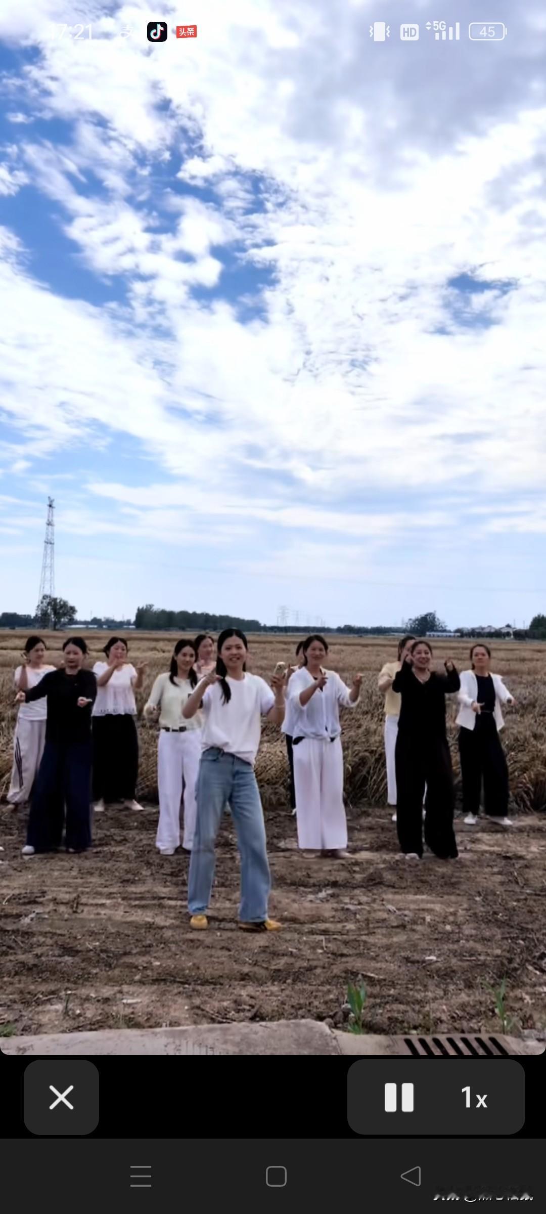 田野里的快乐时光  和小伙伴们一起在田野里欢笑，享受美好的一天！🌾😄