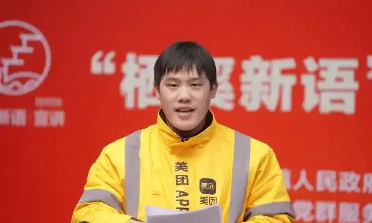 浙江杭州，21岁外卖小哥接到一订单，订单上备注：别放门外，请敲门送进来。当他敲门