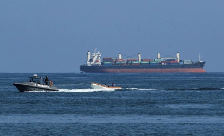 路透社援引三名美国官员消息，近日，美国在委内瑞拉外海国际水域拦截并扣押一艘船只，