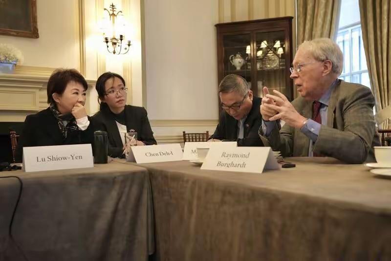 正在美国访问的卢秀燕人设彻底崩塌了。
彻底暴露出了她台独分子的本面目，在美国外交