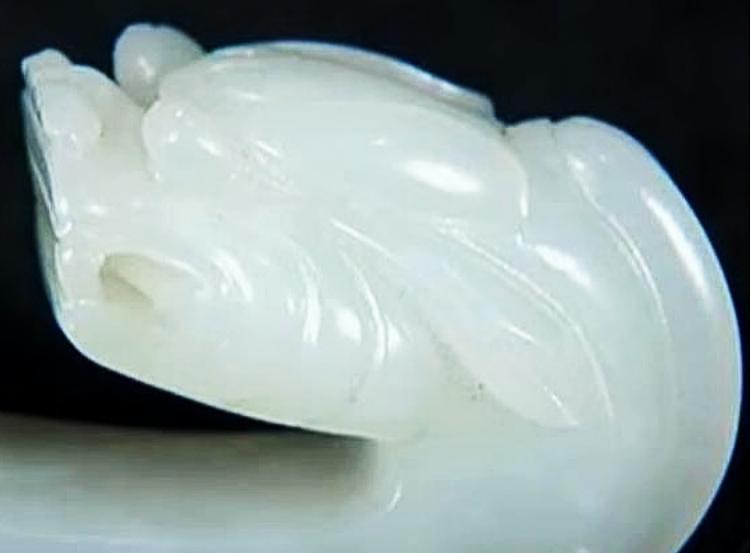 1988年，妻子花光几月存款给丈夫买表，丈夫路过地摊却将表换成了妻子喜爱的玉，多