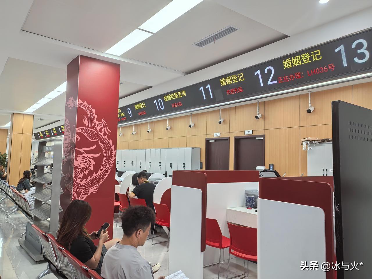今天去渝北政务中心和公证处办事，感觉现在这些服务窗口的态度真好！真的比银行还好。