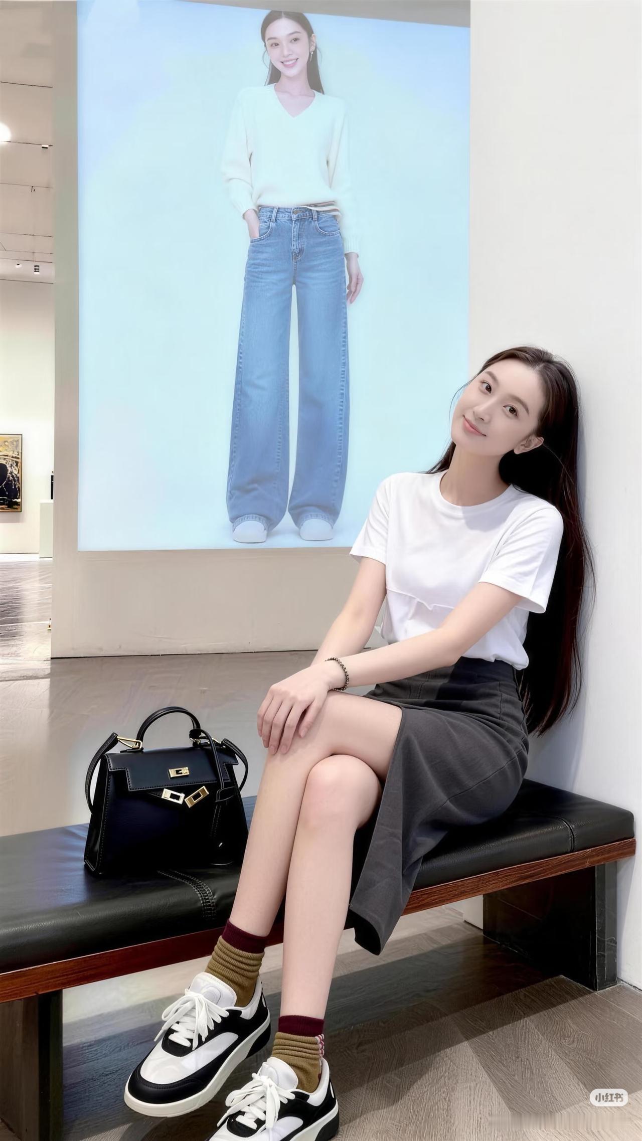 美人倚长凳，笑看画中人。