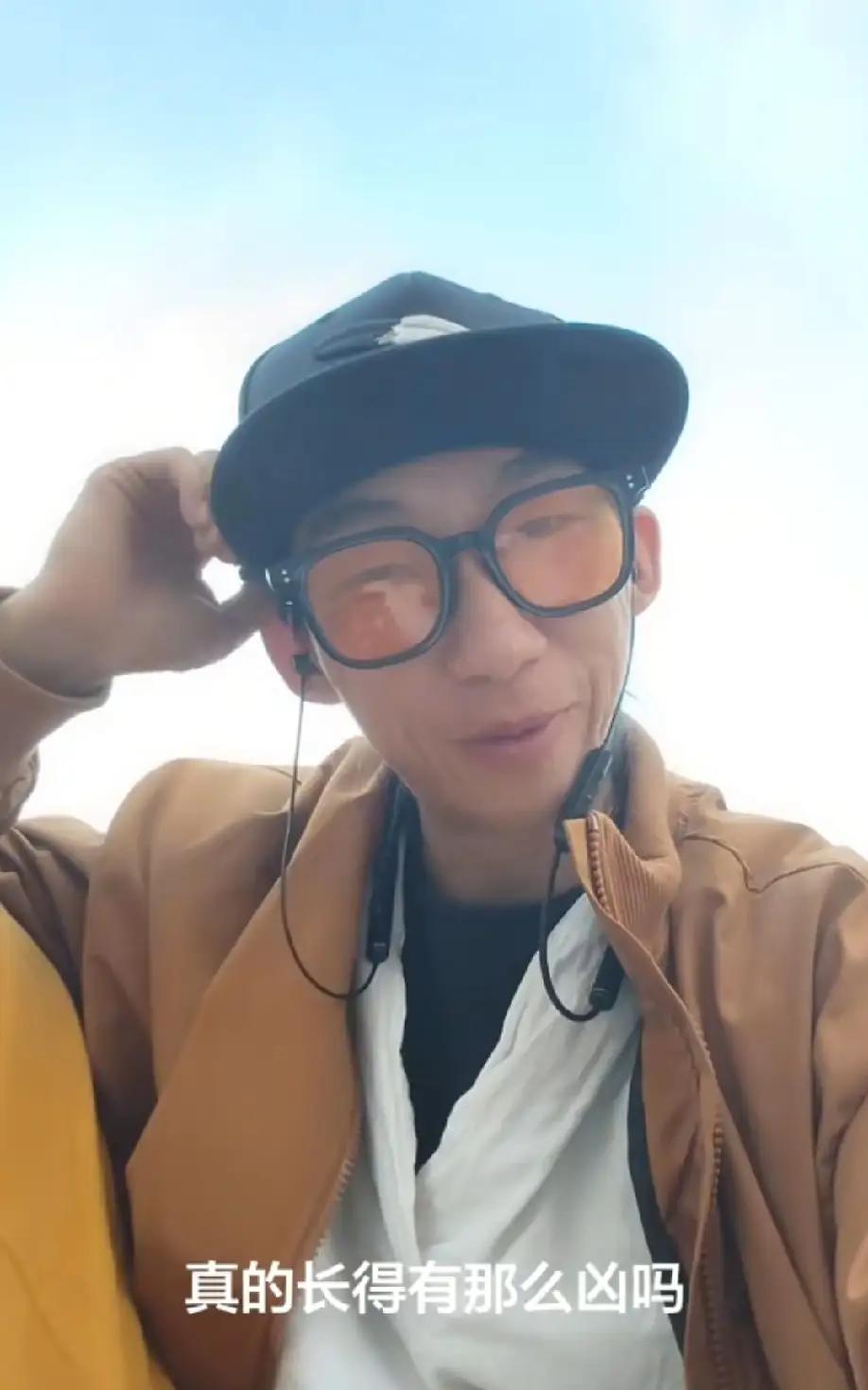 列车婴儿哭闹20分钟，男子30秒温柔止哭：这才是成年人最体面的善良
 
拥挤的列