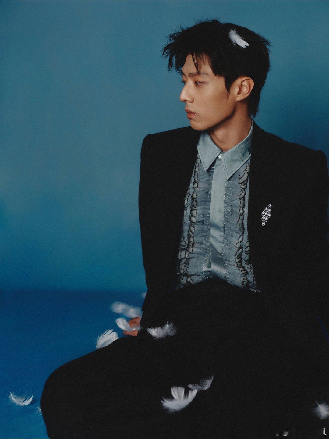 陈靖可不语一味地撒羽毛谁懂陈靖可的羽毛美学！ootd自带羽毛元素，出发图里撒羽毛