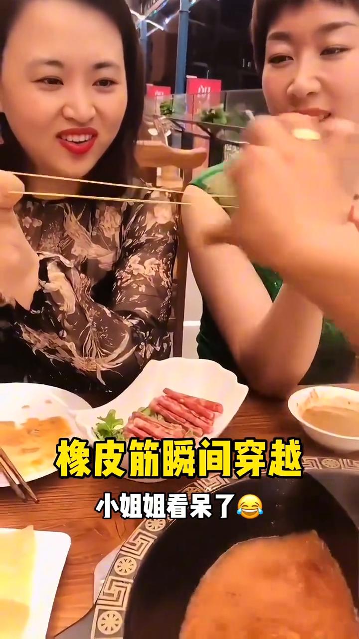 橡皮筋瞬间穿越，小姐姐看呆了。
大家好，视频中的橡皮筋逃脱是如何做到的？接下来就