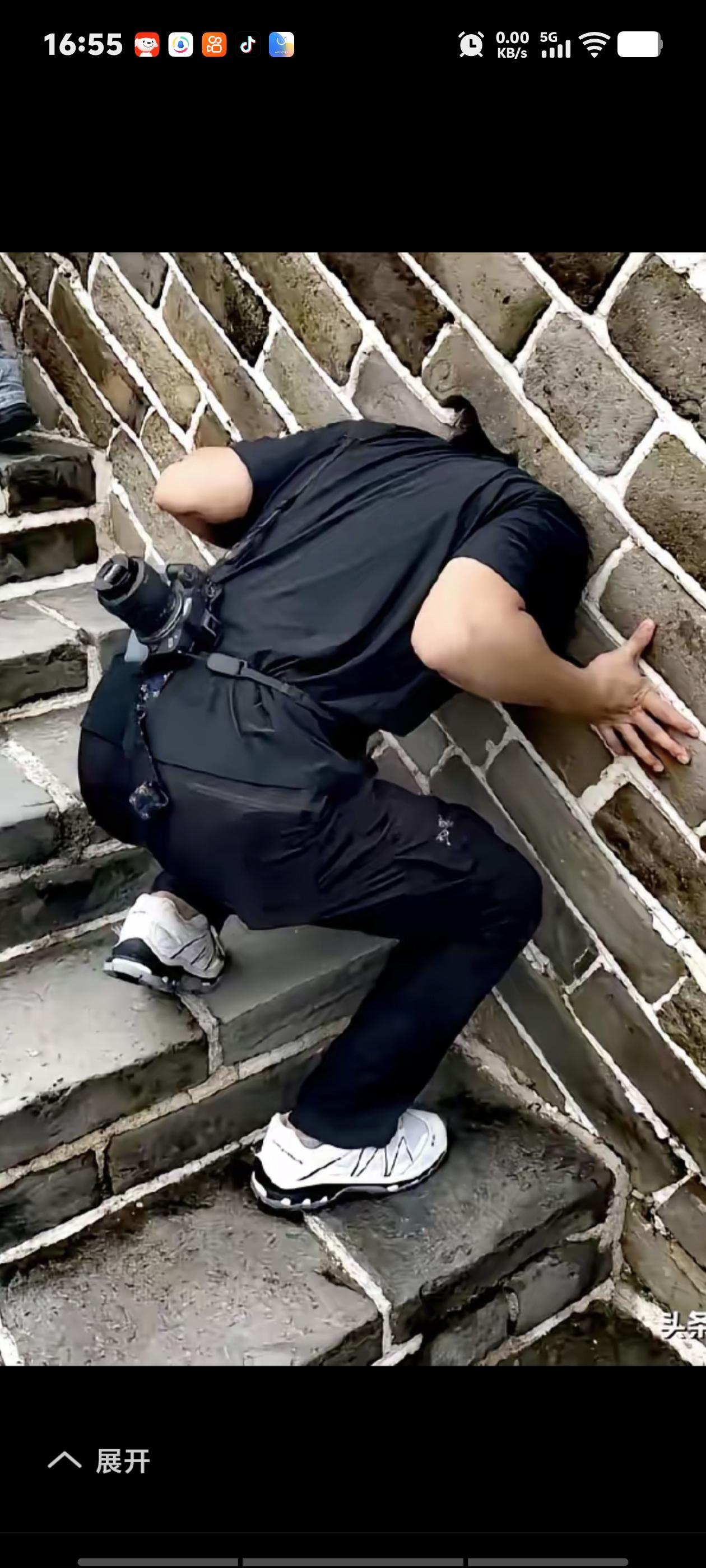 奇葩呀！世界之大无奇不有。就在前天，北京八达岭长城发生一件很好笑的事，一名来自山