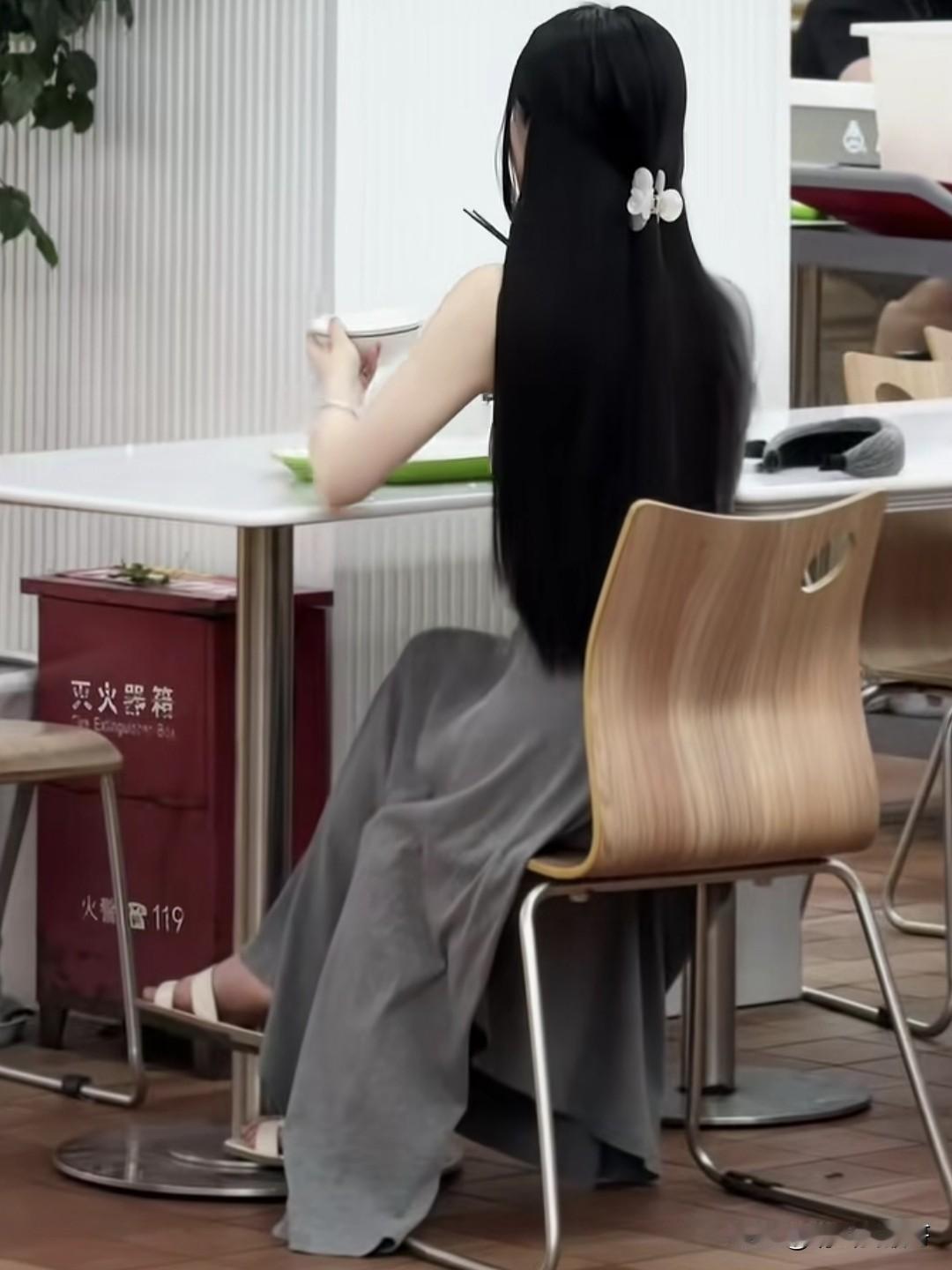 连吃个饭都这么好看……