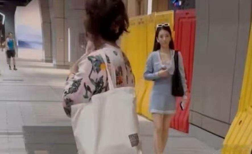 偶遇方媛带女儿逛街香港街头偶遇方媛带女儿逛街，她边走边跟菲佣阿姨聊天，被好几个路