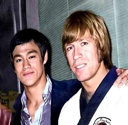 查克·诺里斯走了，86岁。大家又翻出《猛龙过江》那段经典对决。

罗马斗兽场那场