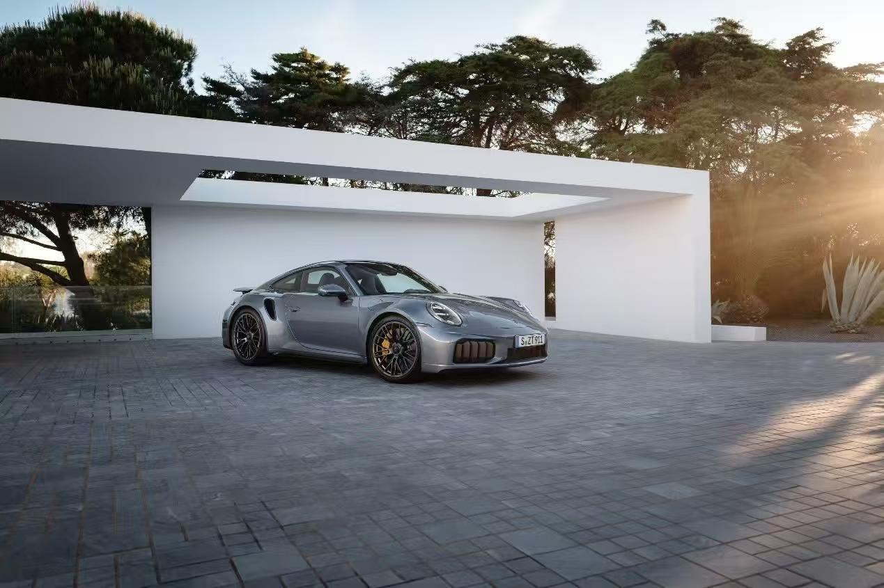 史上最强量产911，992.2保时捷 911 Turbo S 全球首发。
双电动