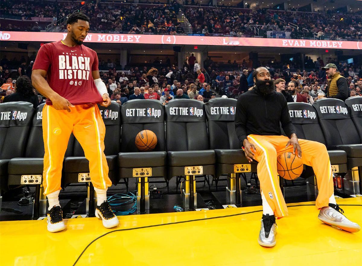 哈登备场，有望率领骑士冲进东部前三
北京时间2月25日，NBA今日的焦点战，哈登