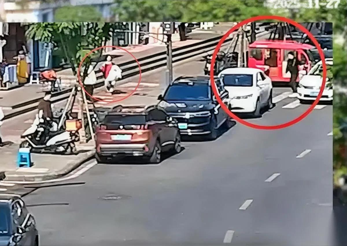 “人贩子”三个字一甩，全城家长秒变惊弓之鸟。

可真相？比谣言更离谱。

监控里