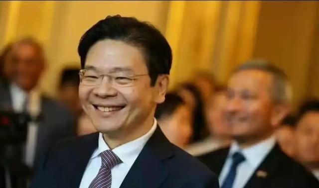 前脚新加坡总理黄循财呼吁中国放下历史和日本找到分歧的解决之道。后脚越南政府总理范