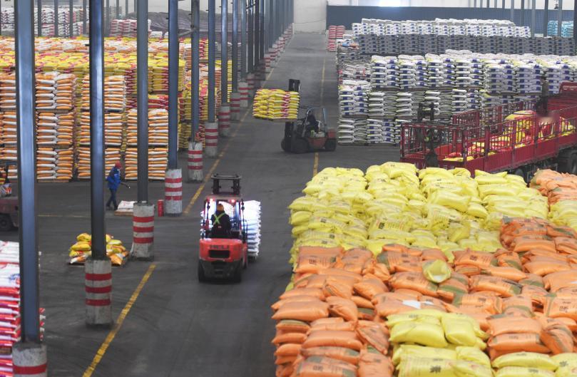 全球化肥荒炸了：国际尿素5200元/吨、印度跪求800万吨、多国面临粮食危机。中