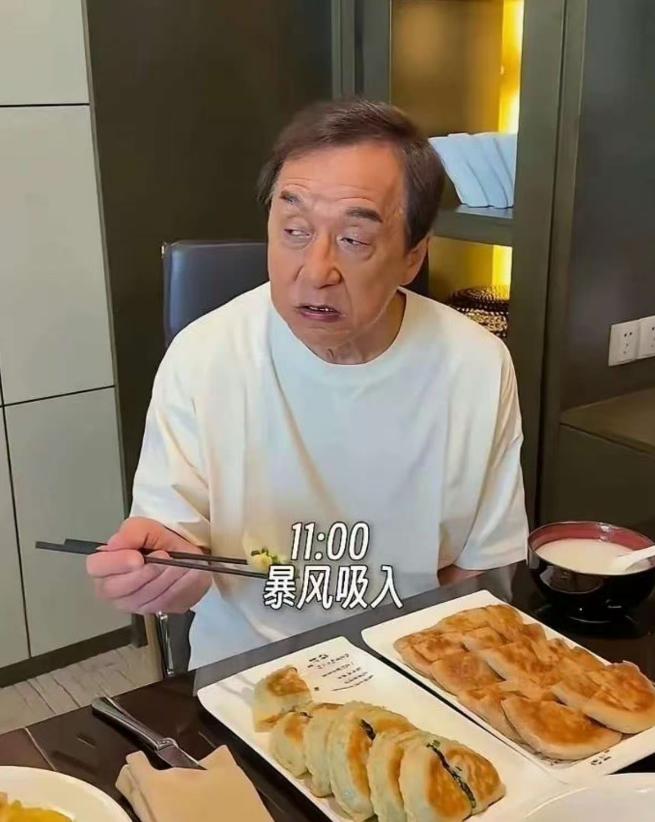 不胜唏嘘啊。
果然岁月就是一把杀猪刀，卸下油彩装扮，71岁成龙大哥活成了邻家爷爷