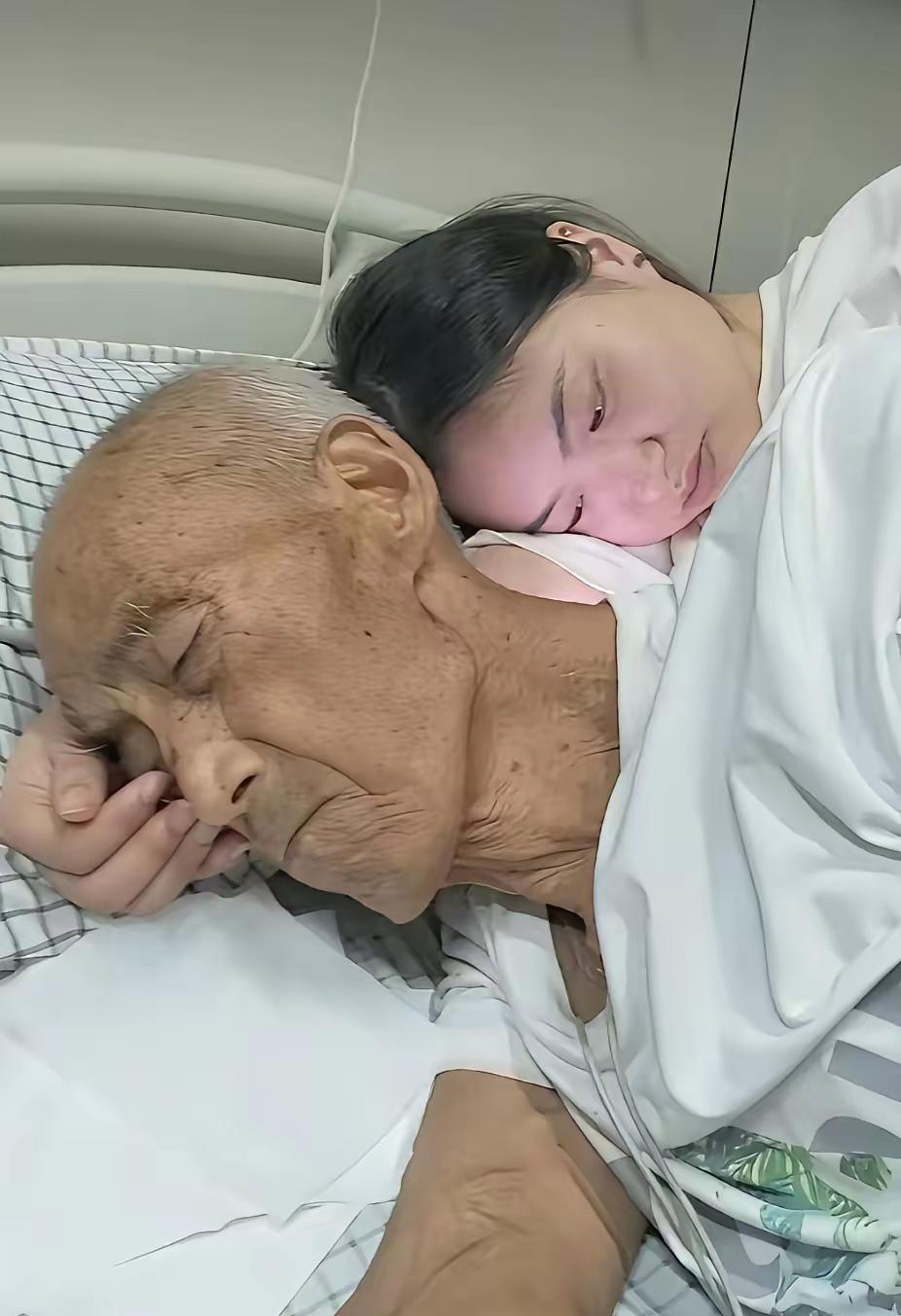 爷爷住院那几天，孙女没来之前，他基本没睡过觉，就靠着床边眯一下。隔壁病床的病友看