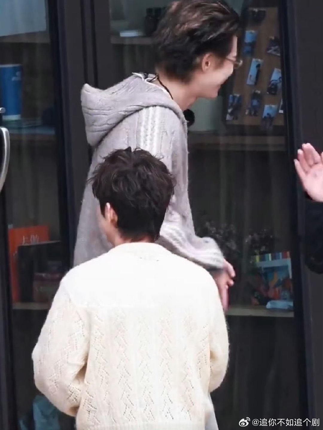 何炅误入客栈杀猪盘亲爱的客栈 谁懂啊！何老师开开心心去客栈，结果被安排得明明白白