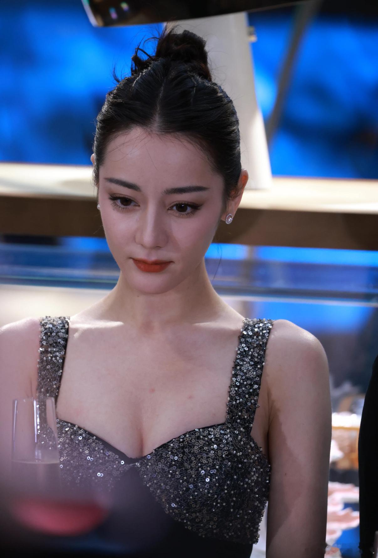 迪丽热巴晚宴生图，美女真的不需要滤镜 