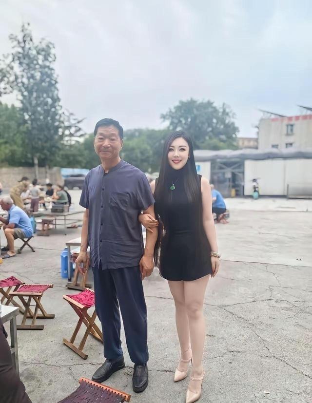 楼主他爸长得和某明星超像，评论区都笑疯了。有人问＂叔叔缺儿子吗＂，有人想借他爸去