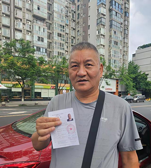 国内高考第一人！59岁梁实，今年第30次走进考场。83年第一次赶考，年轻时经商早