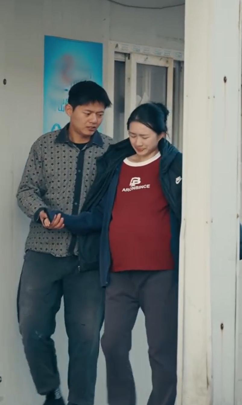 江苏，一男子和怀孕8个月的妻子在工地宿舍，准备收拾行囊返乡过年，拿到一年薪资的男
