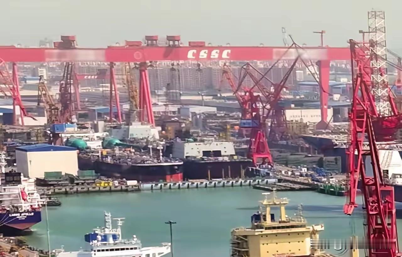 喜讯！国产6万吨级超级补给舰亮相，专为004核航母保驾护航
 
5月21日，中船