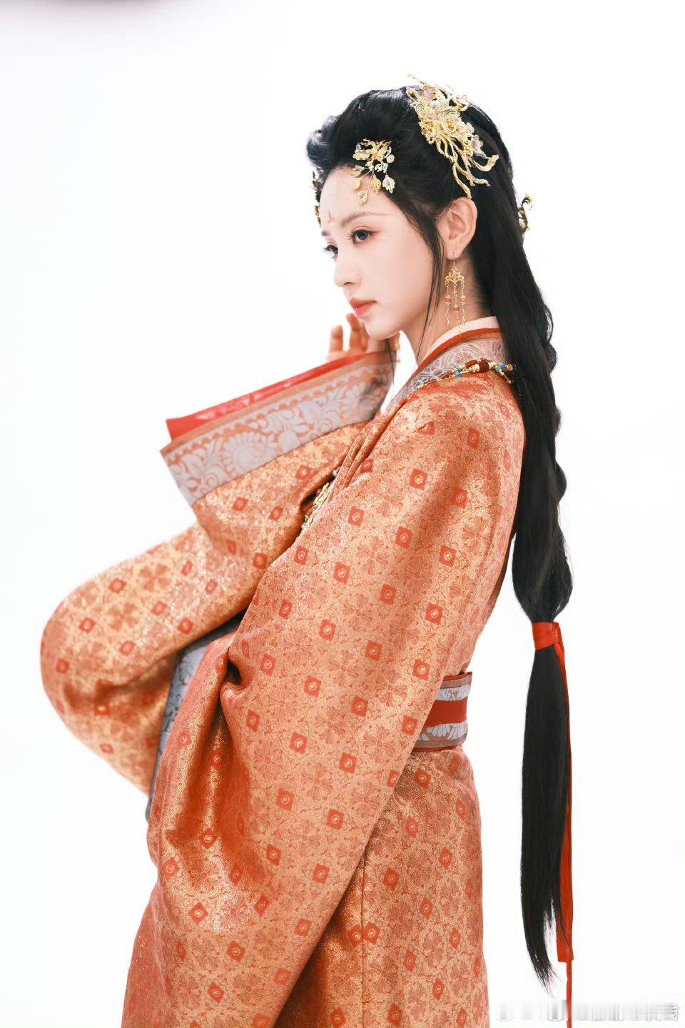 田曦薇嫁金钗第二套妆造物料，玩火的危险美人，这一套太带感了 