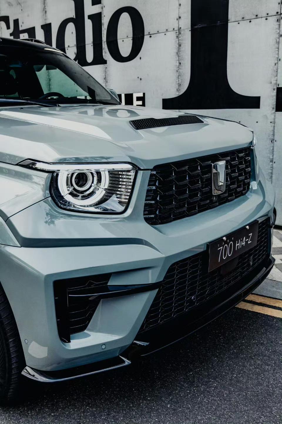 坦克700这种方盒子造型确实比较另类，但至少是原创，混身棱角分明，浓浓的机甲风，