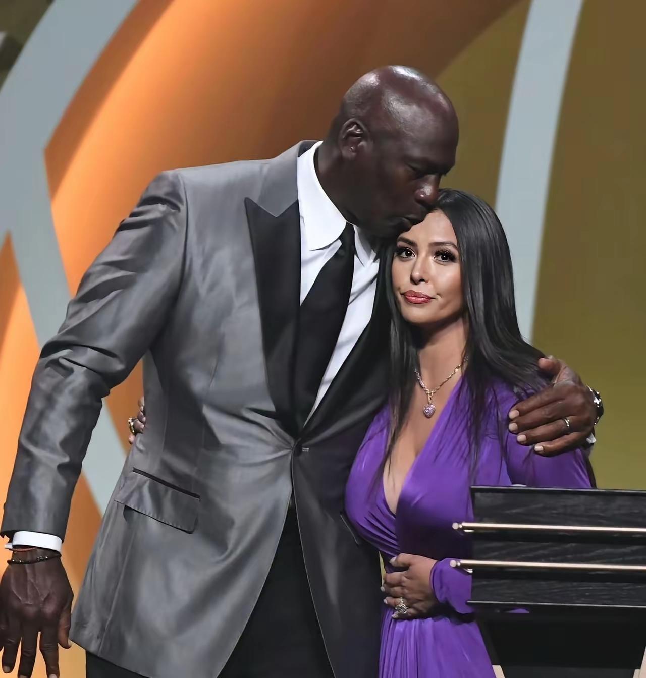 科比走后，瓦妮莎眼神中的光，也消失了！
科比走的这几年，瓦妮莎的变化真的很大，她