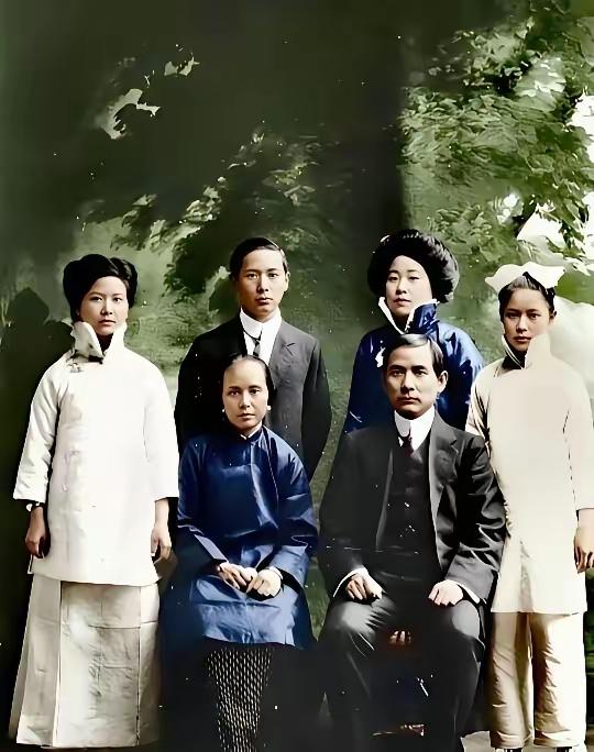 网上流传一张难得的老合影，孙中山先生端坐中间，原配卢慕贞安静站在一旁，身后是他们