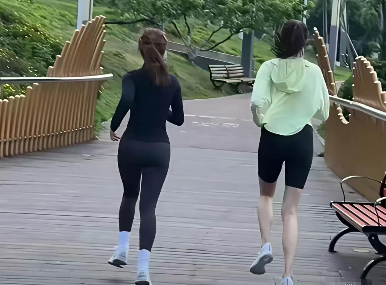 如果你不看右边的女人，
只看左边的，
你是不是会感觉左边的女生身材是不是足够好了