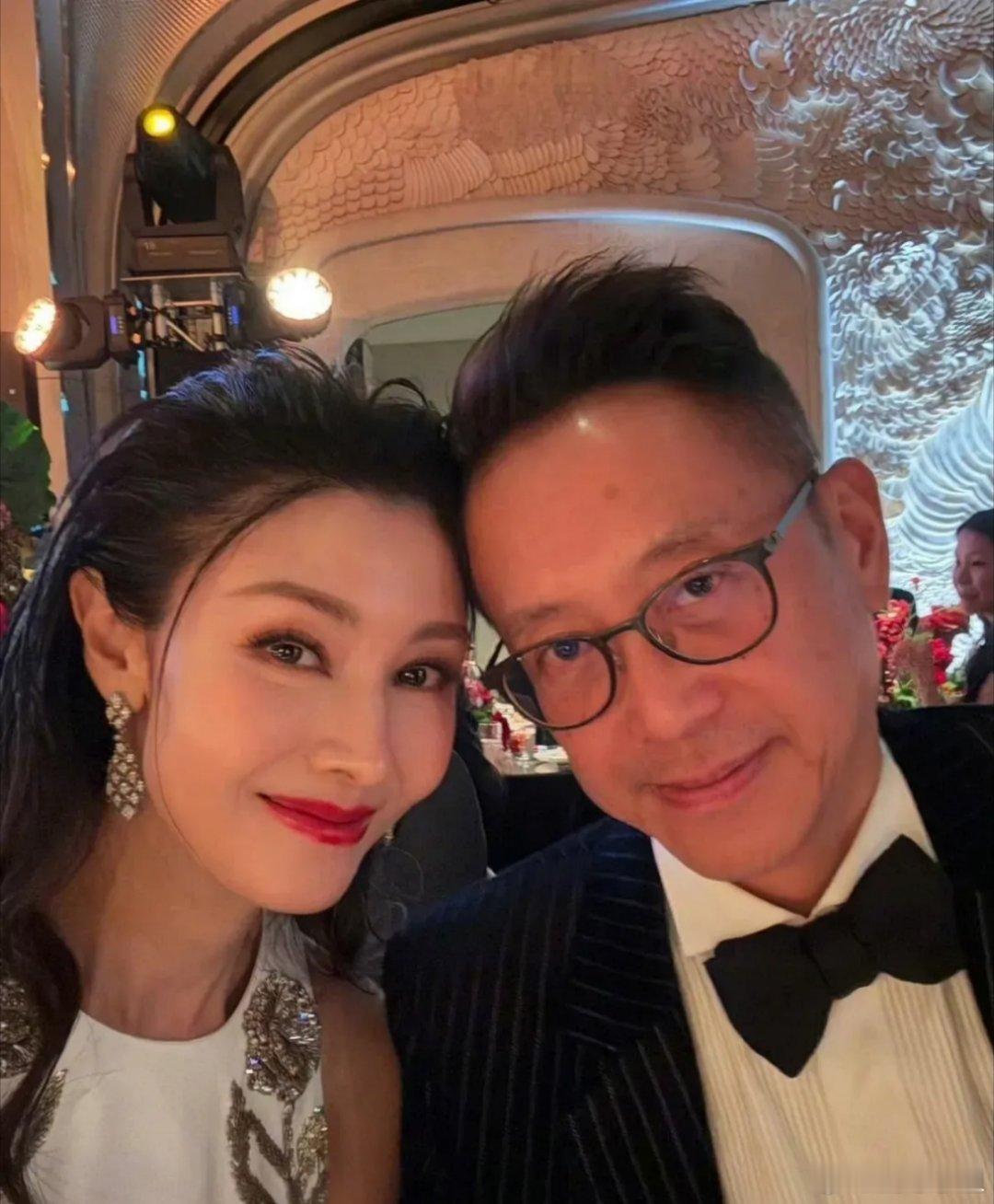 62岁的许晋亨和54岁的李嘉欣！虽然有老年斑了，但和心心念念的女神共度余生，心里