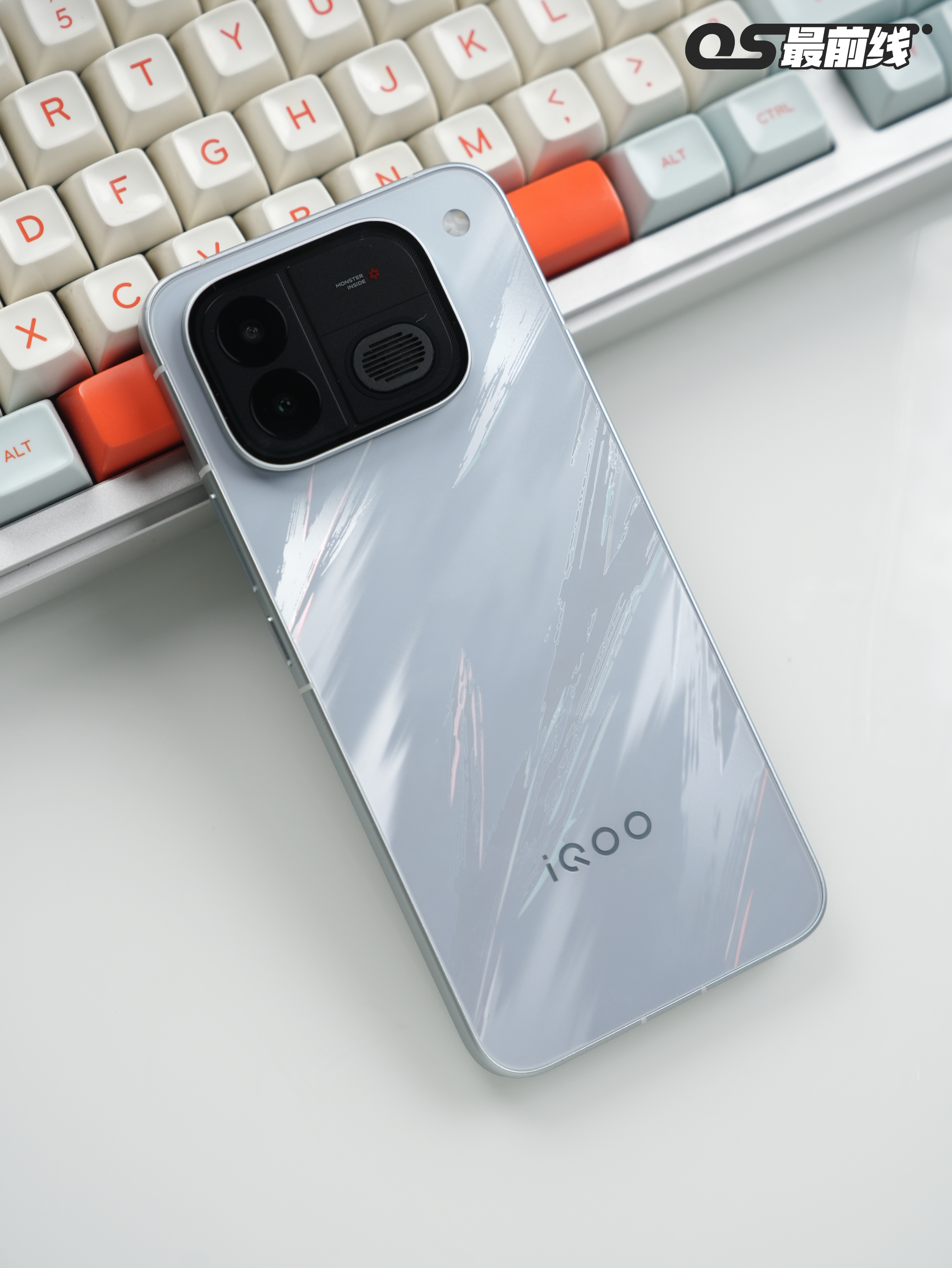 iQOO Neo12 抢先开箱上手体验一下[馋嘴]全新的''争锋"配色加上独有风