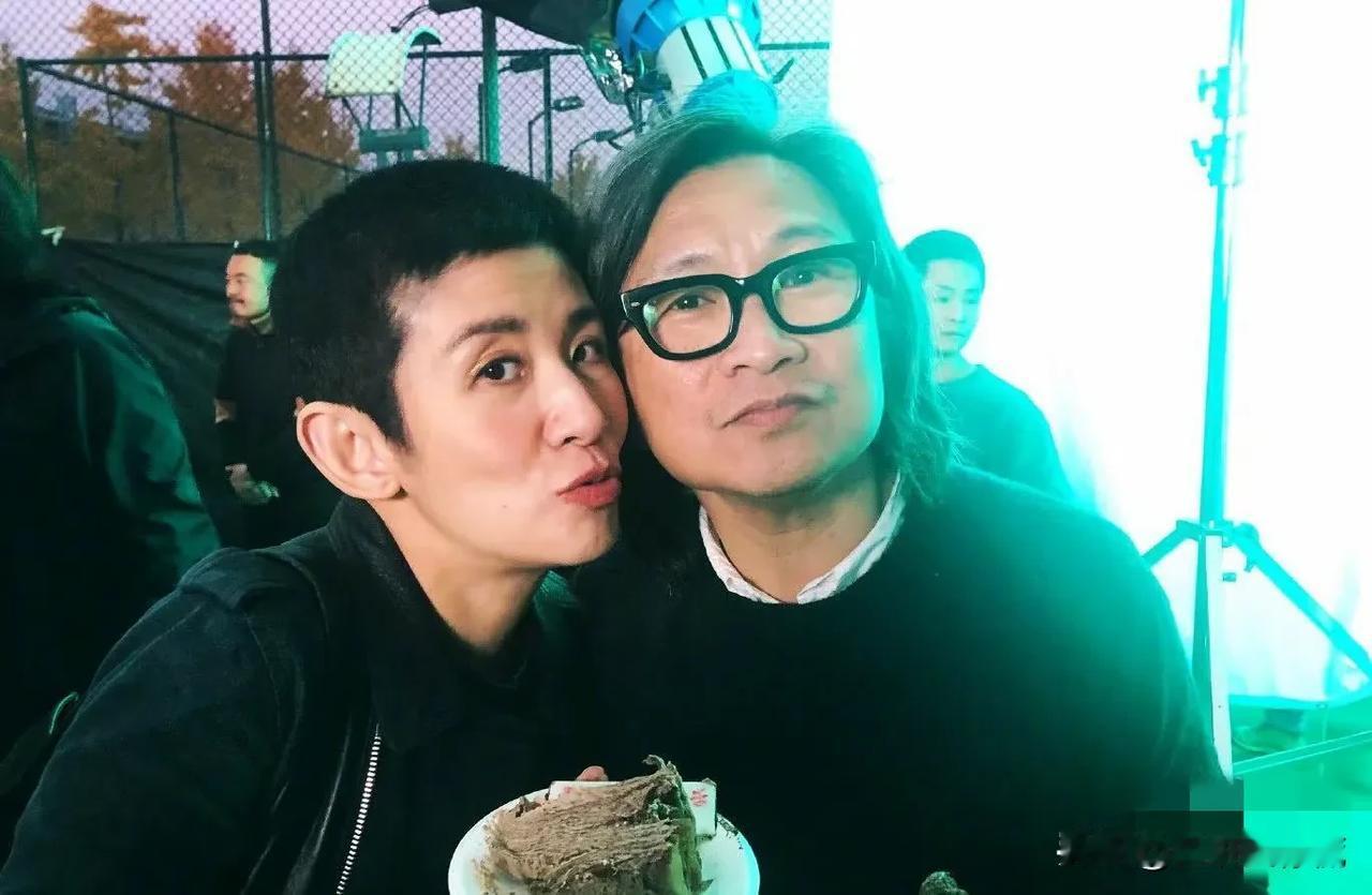 不查不知道，一查明白了
原来，
陈可辛的爱人居然是吴君如，

而且，两人一直没有