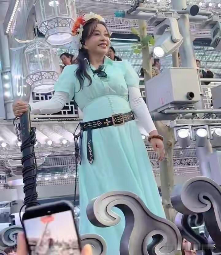 庆姐这扮相喜欢吗[灵光一闪]

70多岁的人了，一袭华服站在花车旁，那股子张扬和