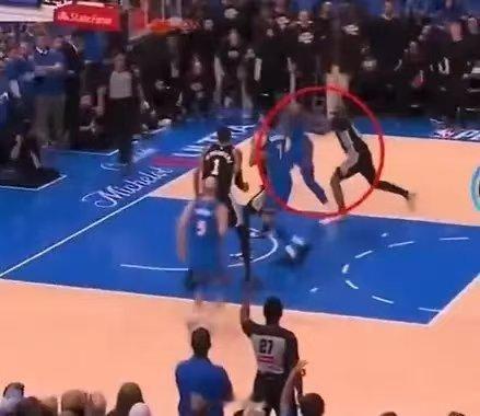 雷霆记者晒出卡斯尔推飞杰伦威视频今日NBA西部决赛天王山之战，雷霆主场迎战马刺。