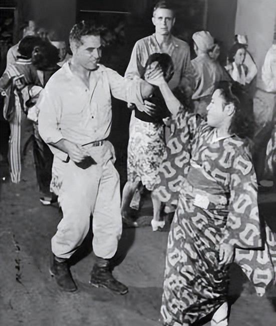 “我最怕侍候黑人了”，二战结束后，日本为了讨好美军，强迫国内平民女性，给美军当慰