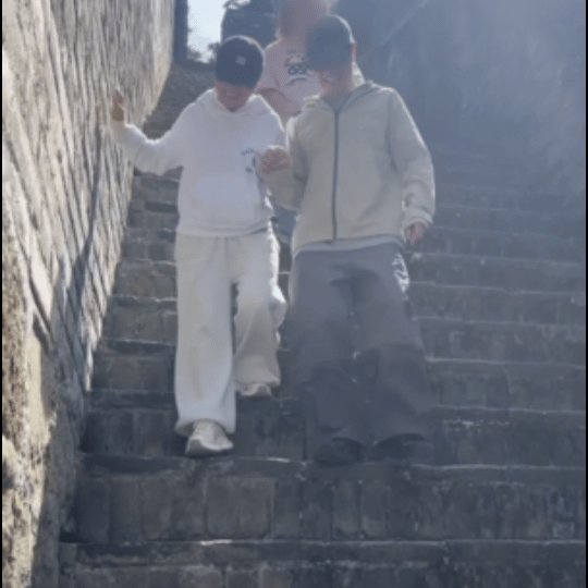 小沈阳沈春阳手牵手爬长城 小沈阳独家星IP《小沈阳的烟火远方》第五期整体氛围特别
