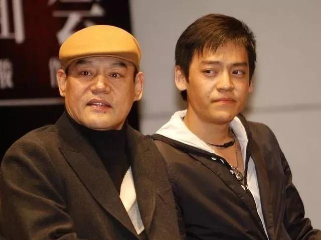 2002年，演员巍子把儿子王紫逸送到国外去留学，没想到儿子三天两头向巍子要钱，巍