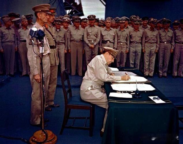 日本法西斯投降了！
无条件投降仪式 日本人投降时间 
81年前的今天，1945年