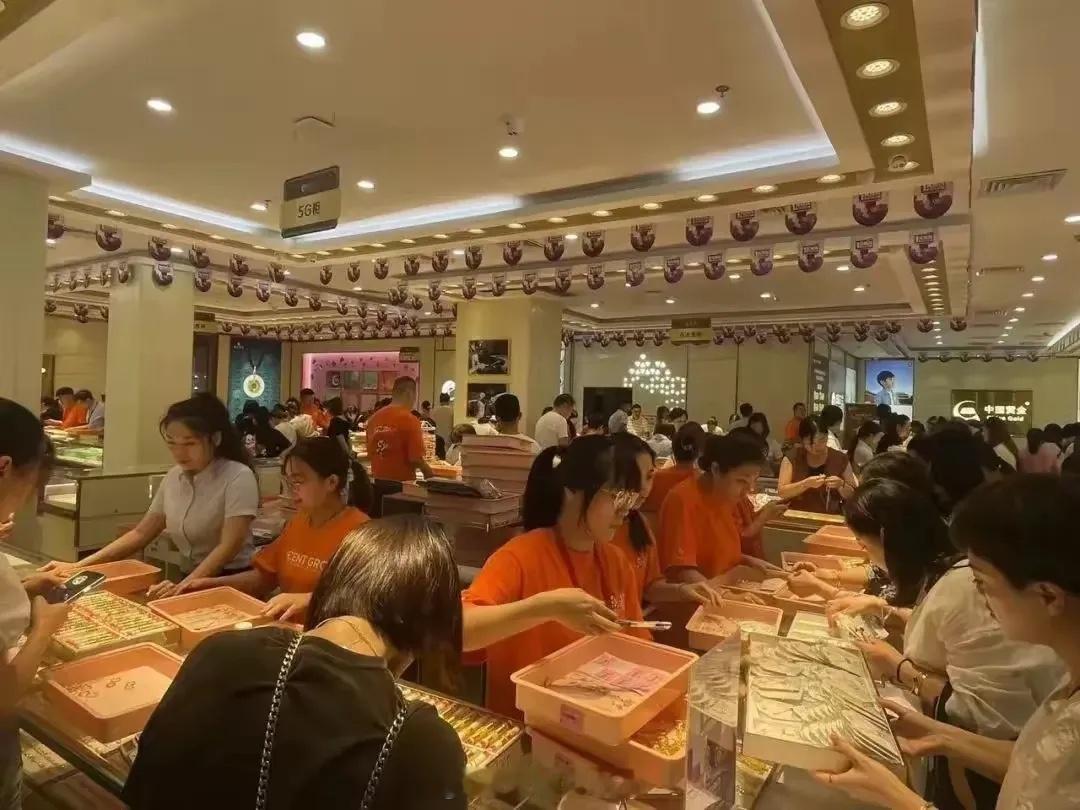 涨涨涨金价一年创40次新高 个人猜测这就是市场的一种调节吧，有赚就有赔。对于投资