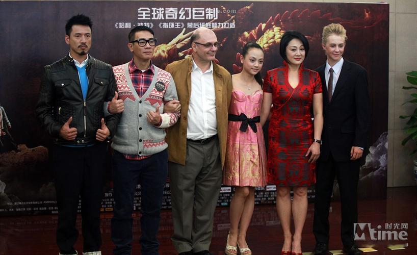 这张靓照：我认出了戴着眼镜、双指点赞的香港演员陈小春，柳眉杏眼、风姿绰约的王姬，