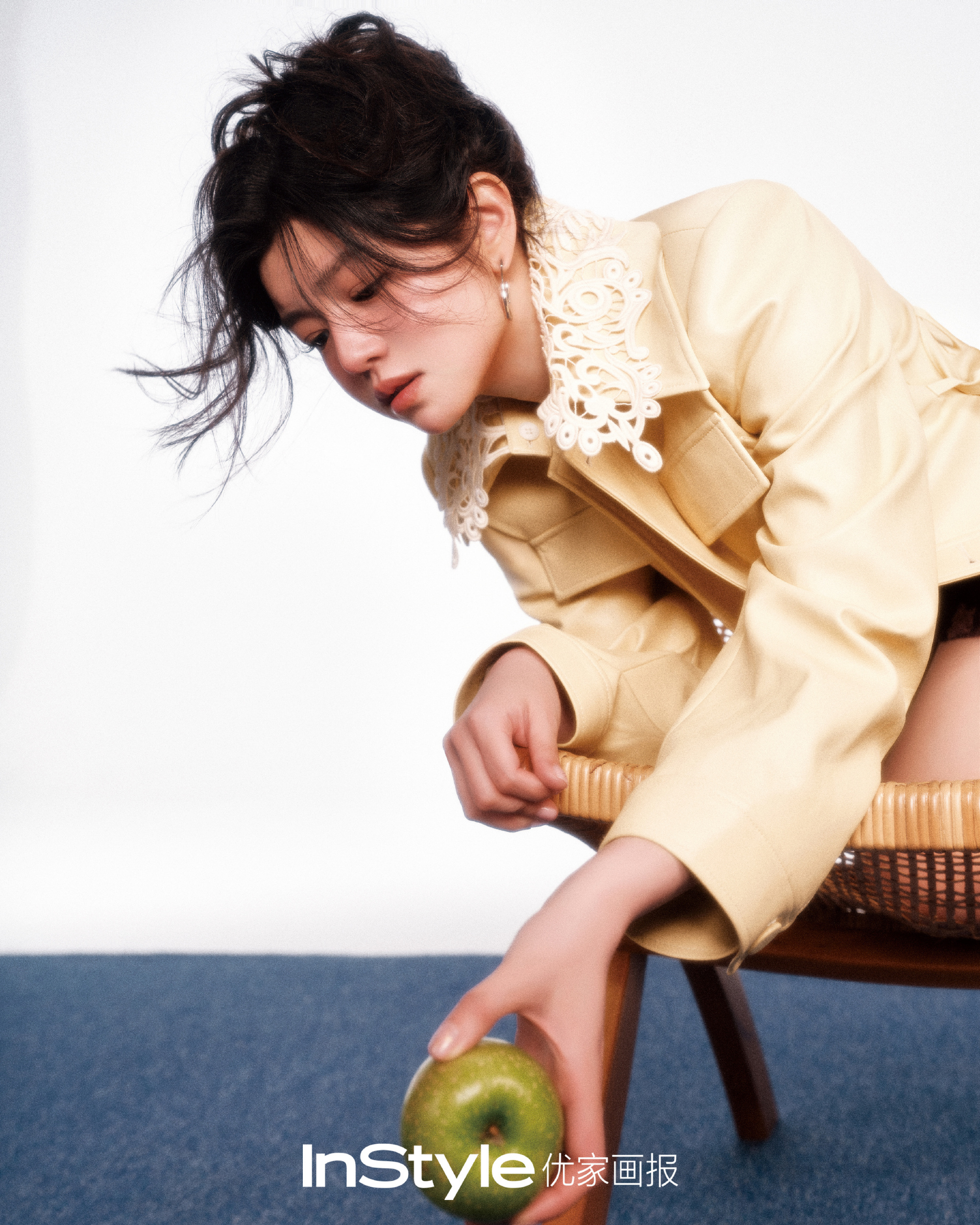 陈妍希InStyle四月刊封面陈妍希衔光为屿大片 白色衬衫的陈妍希，像夏天午后的
