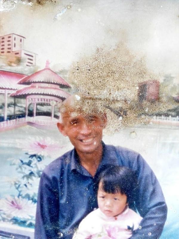 1990年，2岁女童被人贩子拐卖到养父母家中，25年后，大义养父母告知女儿此事，