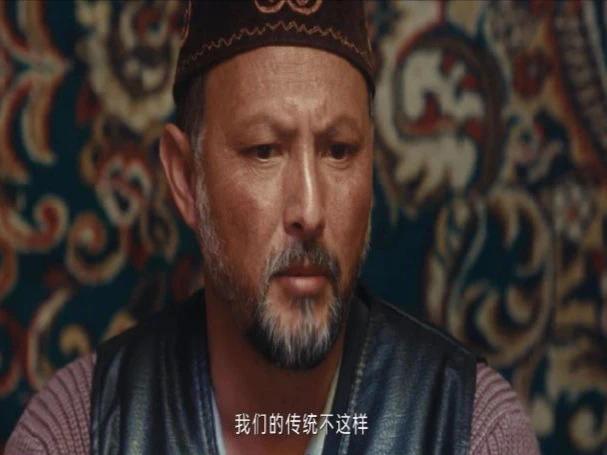 《我的阿勒泰》里，逼着小儿子和大儿媳一起生活的苏力坦，这个冷峻、固执的老头儿，却